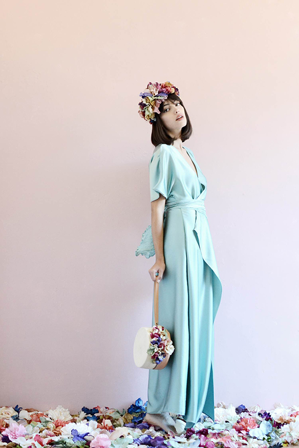 15-colgadas-de-una-percha-eliurpi-eli-urpi-bodas-weddings-looks-outfits-flores-flowers-coronas-hairwreaths-pamelas-canotiers-bolsos-cinturones-de-flores-floral-10