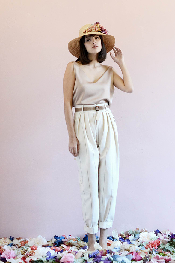 15-colgadas-de-una-percha-eliurpi-eli-urpi-bodas-weddings-looks-outfits-flores-flowers-coronas-hairwreaths-pamelas-canotiers-bolsos-cinturones-de-flores-floral-11