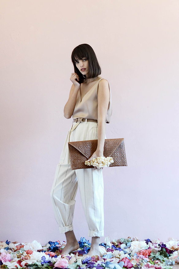 15-colgadas-de-una-percha-eliurpi-eli-urpi-bodas-weddings-looks-outfits-flores-flowers-coronas-hairwreaths-pamelas-canotiers-bolsos-cinturones-de-flores-floral-13