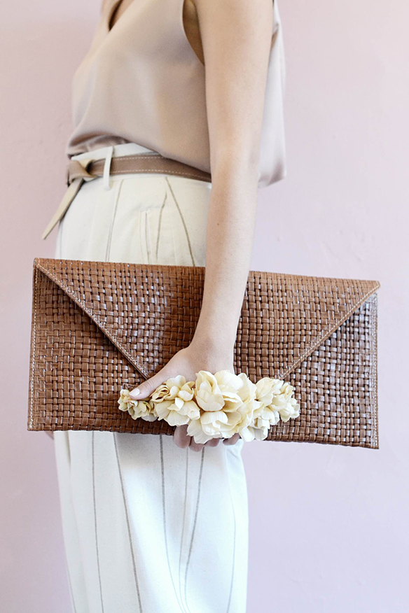 15-colgadas-de-una-percha-eliurpi-eli-urpi-bodas-weddings-looks-outfits-flores-flowers-coronas-hairwreaths-pamelas-canotiers-bolsos-cinturones-de-flores-floral-14