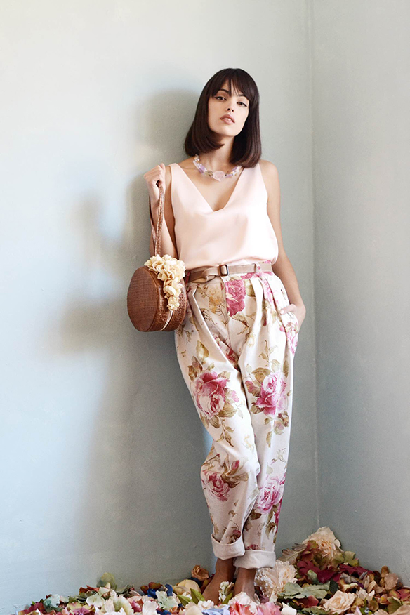 15-colgadas-de-una-percha-eliurpi-eli-urpi-bodas-weddings-looks-outfits-flores-flowers-coronas-hairwreaths-pamelas-canotiers-bolsos-cinturones-de-flores-floral-15