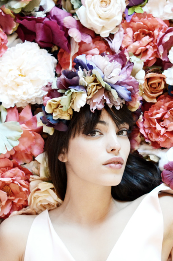 15-colgadas-de-una-percha-eliurpi-eli-urpi-bodas-weddings-looks-outfits-flores-flowers-coronas-hairwreaths-pamelas-canotiers-bolsos-cinturones-de-flores-floral-16