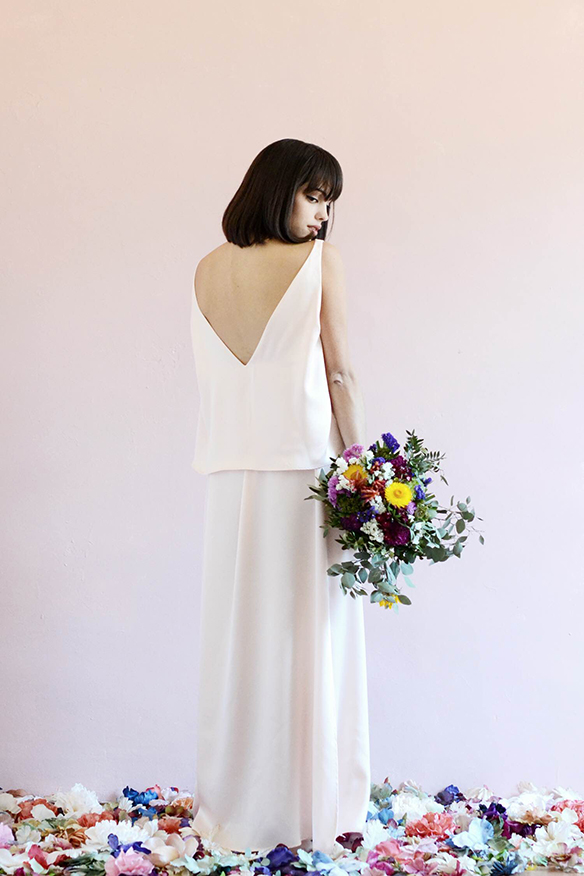 15-colgadas-de-una-percha-eliurpi-eli-urpi-bodas-weddings-looks-outfits-flores-flowers-coronas-hairwreaths-pamelas-canotiers-bolsos-cinturones-de-flores-floral-6