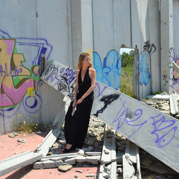 15-colgadas-de-una-percha-gina-carreras-looks-bodas-wedding-outifits-black-dress-vestido-negro-cadenita-pelo-hair-chain-diadema-tiara-1