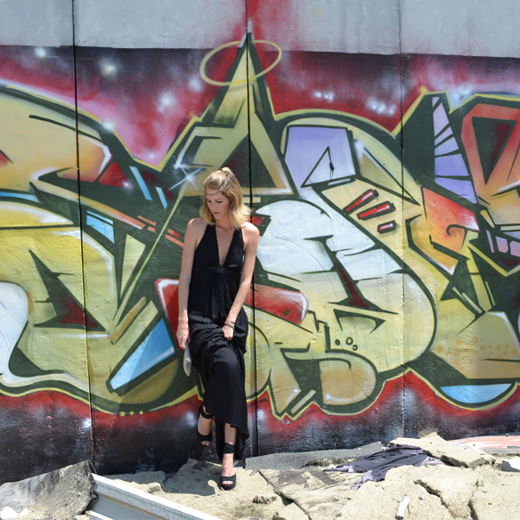 15-colgadas-de-una-percha-gina-carreras-looks-bodas-wedding-outifits-black-dress-vestido-negro-cadenita-pelo-hair-chain-diadema-tiara-10