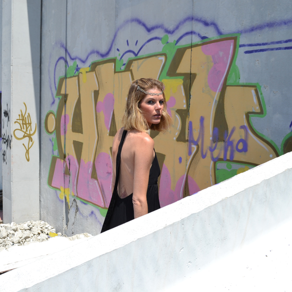 15-colgadas-de-una-percha-gina-carreras-looks-bodas-wedding-outifits-black-dress-vestido-negro-cadenita-pelo-hair-chain-diadema-tiara-2