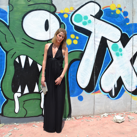 15-colgadas-de-una-percha-gina-carreras-looks-bodas-wedding-outifits-black-dress-vestido-negro-cadenita-pelo-hair-chain-diadema-tiara-3