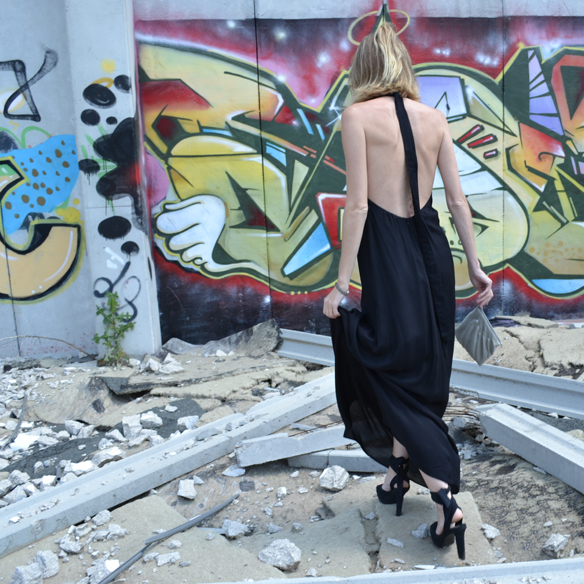 15-colgadas-de-una-percha-gina-carreras-looks-bodas-wedding-outifits-black-dress-vestido-negro-cadenita-pelo-hair-chain-diadema-tiara-4