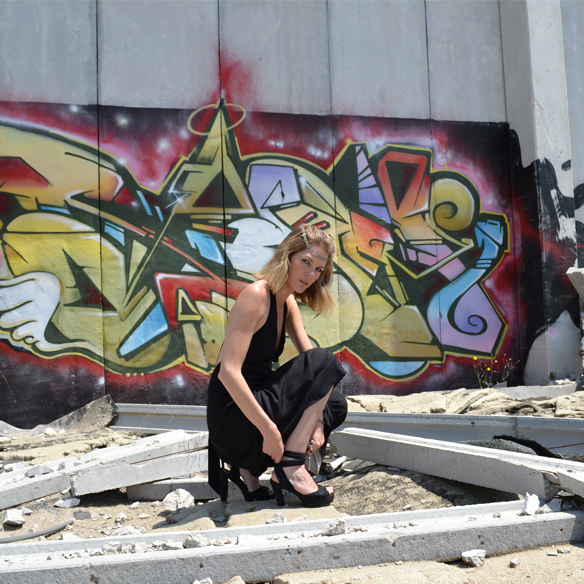 15-colgadas-de-una-percha-gina-carreras-looks-bodas-wedding-outifits-black-dress-vestido-negro-cadenita-pelo-hair-chain-diadema-tiara-7