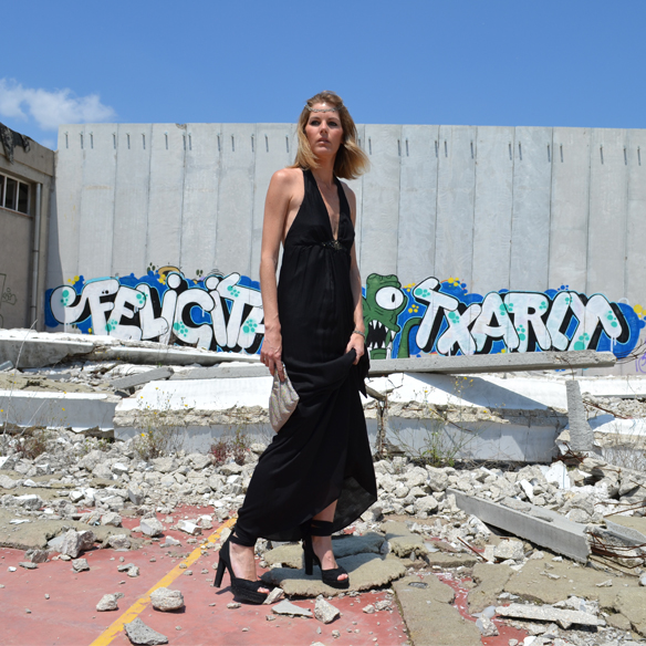 15-colgadas-de-una-percha-gina-carreras-looks-bodas-wedding-outifits-black-dress-vestido-negro-cadenita-pelo-hair-chain-diadema-tiara-8