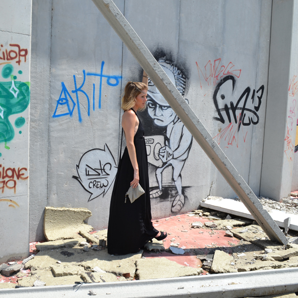 15-colgadas-de-una-percha-gina-carreras-looks-bodas-wedding-outifits-black-dress-vestido-negro-cadenita-pelo-hair-chain-diadema-tiara-9