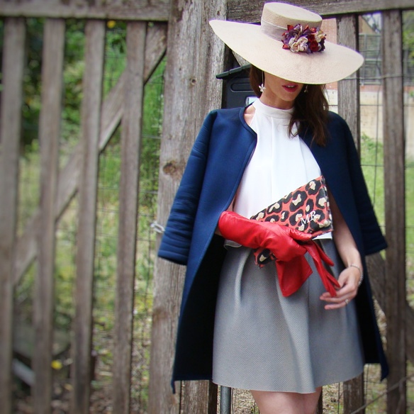 15-colgadas-de-una-percha-marta-r-outfits-bodas-wedding-looks-falda-skirt-neopreno-neoprene-coat-abrigo-sombrero-hat-gloves-guantes-clutch-1