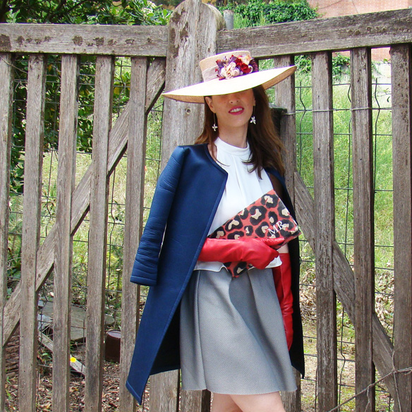 15-colgadas-de-una-percha-marta-r-outfits-bodas-wedding-looks-falda-skirt-neopreno-neoprene-coat-abrigo-sombrero-hat-gloves-guantes-clutch-10