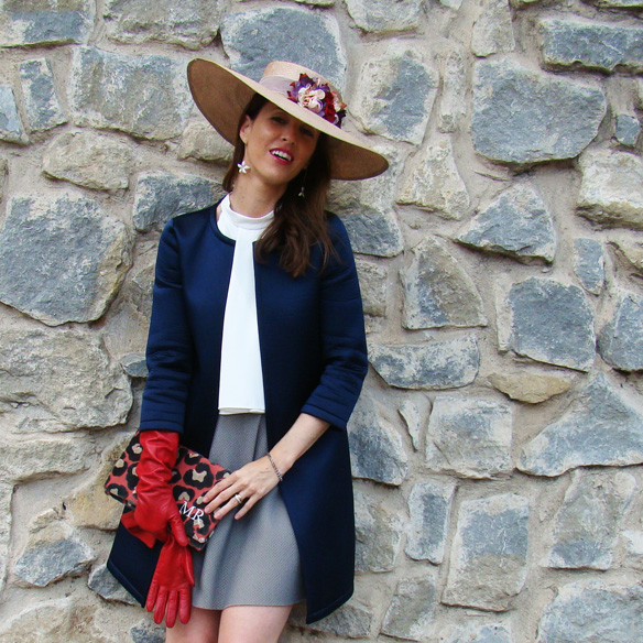 15-colgadas-de-una-percha-marta-r-outfits-bodas-wedding-looks-falda-skirt-neopreno-neoprene-coat-abrigo-sombrero-hat-gloves-guantes-clutch-5