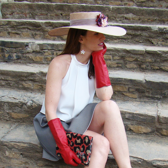 15-colgadas-de-una-percha-marta-r-outfits-bodas-wedding-looks-falda-skirt-neopreno-neoprene-coat-abrigo-sombrero-hat-gloves-guantes-clutch-8