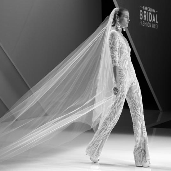 15-colgadas-de-una-percha-naeem-khan-barcelona-bridal-fashion-week-2016-vestidos-de-novias-brides-wedding-gowns-desfile-fashion-show-1