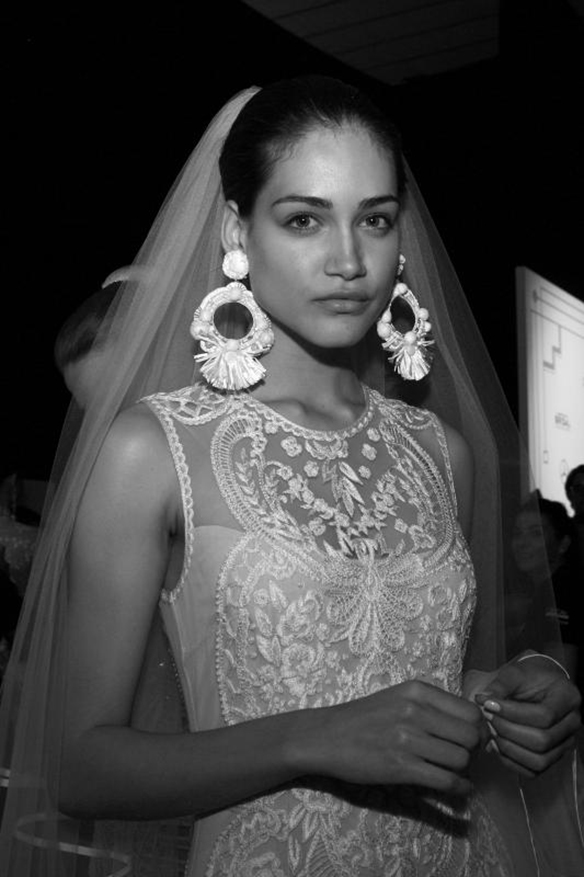 15-colgadas-de-una-percha-naeem-khan-barcelona-bridal-fashion-week-2016-vestidos-de-novias-brides-wedding-gowns-desfile-fashion-show-48