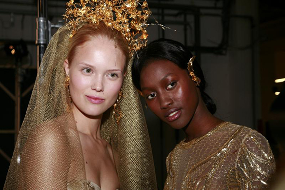 15-colgadas-de-una-percha-naeem-khan-barcelona-bridal-fashion-week-2016-vestidos-de-novias-brides-wedding-gowns-desfile-fashion-show-50