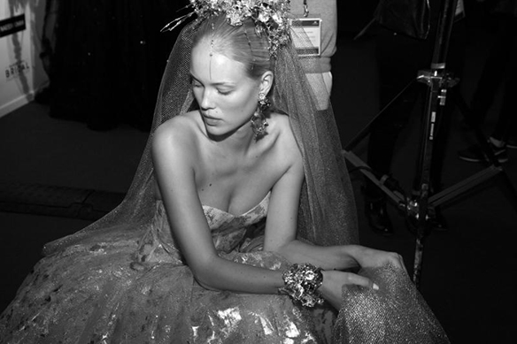 15-colgadas-de-una-percha-naeem-khan-barcelona-bridal-fashion-week-2016-vestidos-de-novias-brides-wedding-gowns-desfile-fashion-show-51