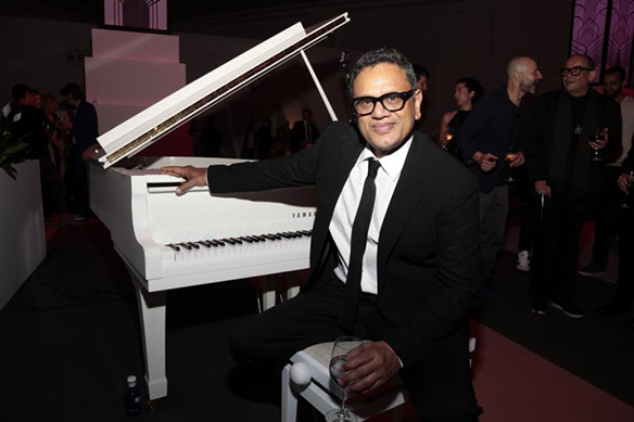 15-colgadas-de-una-percha-naeem-khan-barcelona-bridal-fashion-week-2016-vestidos-de-novias-brides-wedding-gowns-desfile-fashion-show-55