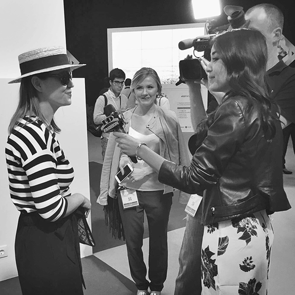 15-colgadas-de-una-percha-naeem-khan-barcelona-bridal-fashion-week-2016-vestidos-de-novias-brides-wedding-gowns-desfile-fashion-show-57