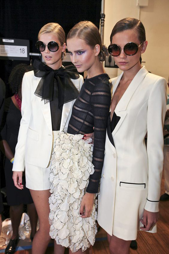 15-colgadas-de-una-percha-que-tipo-de-novia-eres-what-kind-of-bride-are-you-wedding-gown-dress-vestidos-de-novia-bodas-black-and-white-blanco-y-negro-5