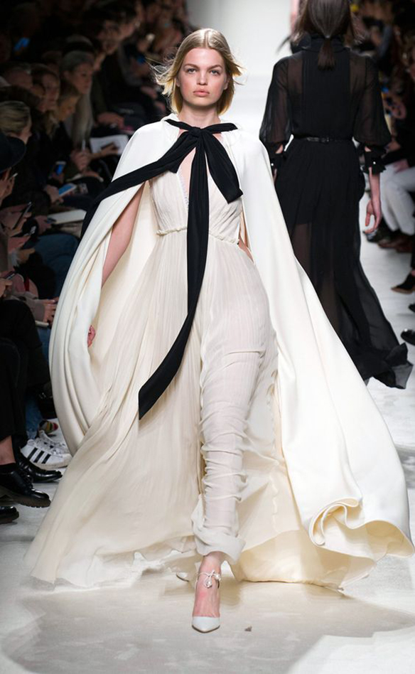 15-colgadas-de-una-percha-que-tipo-de-novia-eres-what-kind-of-bride-are-you-wedding-gown-dress-vestidos-de-novia-bodas-capa-cape-capucha-hood-5