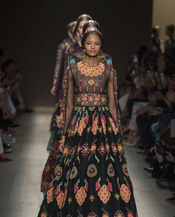 15-colgadas-de-una-percha-que-tipo-de-novia-eres-what-kind-of-bride-are-you-wedding-gown-dress-vestidos-de-novia-bodas-etnica-ethnic-1