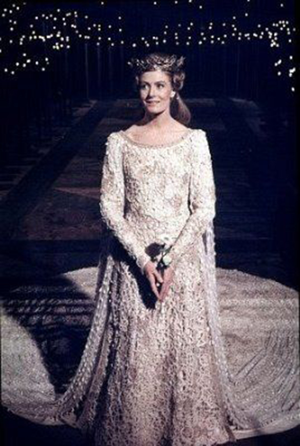 15-colgadas-de-una-percha-que-tipo-de-novia-eres-what-kind-of-bride-are-you-wedding-gown-dress-vestidos-de-novia-bodas-medieval-7