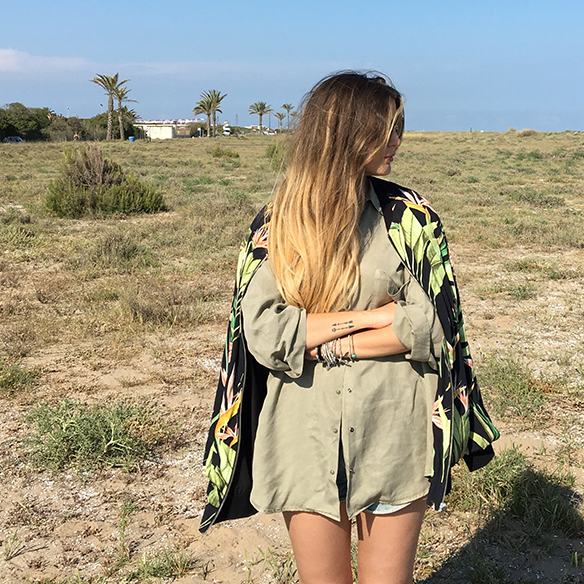 15-colgadas-de-una-percha-anna-duarte-bomber-hawaiana-hawaiian-shirt-camisa-shorts-2