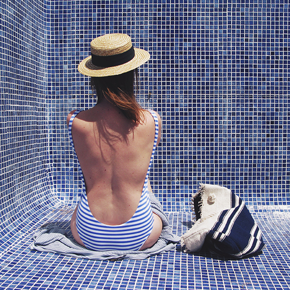 15-colgadas-de-una-percha-bañador-swimsuit-rayas-stripes-azul-blanco-blue-white-camisa-shrit-canotier-carla-kissler-1