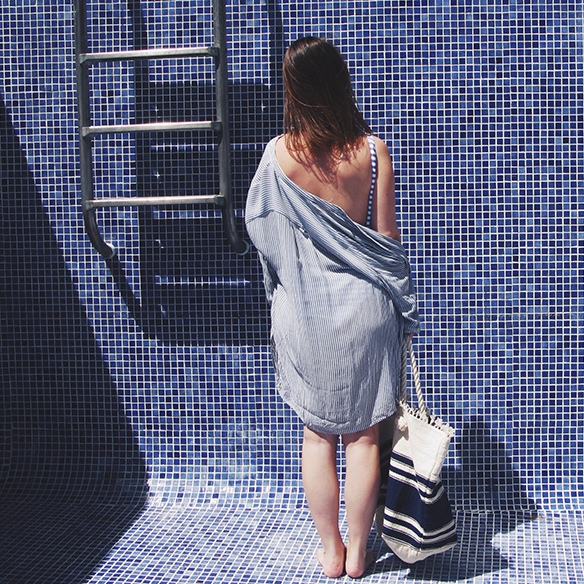 15-colgadas-de-una-percha-bañador-swimsuit-rayas-stripes-azul-blanco-blue-white-camisa-shrit-canotier-carla-kissler-5