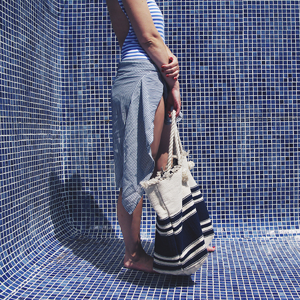 15-colgadas-de-una-percha-bañador-swimsuit-rayas-stripes-azul-blanco-blue-white-camisa-shrit-canotier-carla-kissler-7