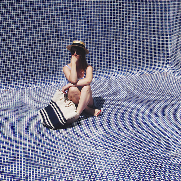 15-colgadas-de-una-percha-bañador-swimsuit-rayas-stripes-azul-blanco-blue-white-camisa-shrit-canotier-carla-kissler-8