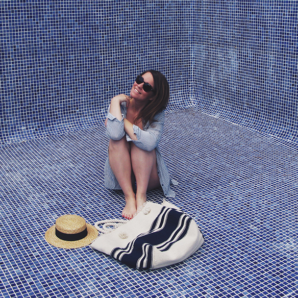 15-colgadas-de-una-percha-bañador-swimsuit-rayas-stripes-azul-blanco-blue-white-camisa-shrit-canotier-carla-kissler-9