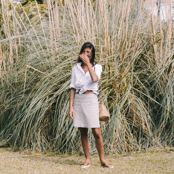 15-colgadas-de-una-percha-bebofi-mapache-collection-by-dark-green-camisa-anudada-tied-shirt-bolso-mimbre-wicket-handbag-1