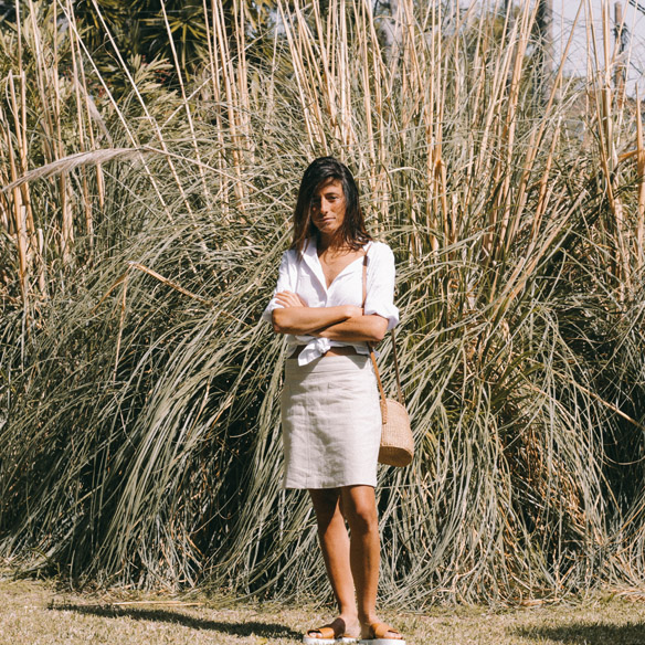 15-colgadas-de-una-percha-bebofi-mapache-collection-by-dark-green-camisa-anudada-tied-shirt-bolso-mimbre-wicket-handbag-2