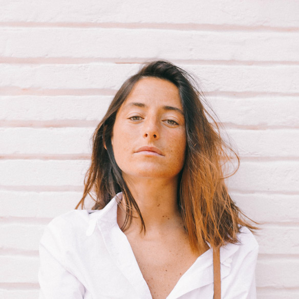 15-colgadas-de-una-percha-bebofi-mapache-collection-by-dark-green-camisa-anudada-tied-shirt-bolso-mimbre-wicket-handbag-3