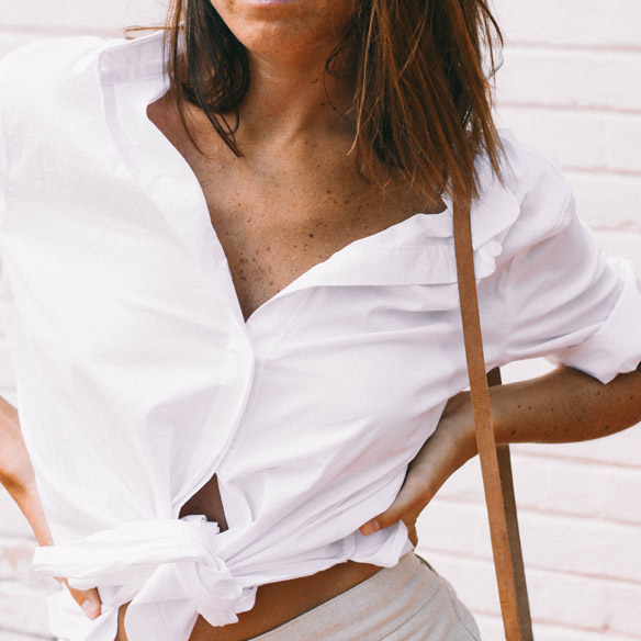 15-colgadas-de-una-percha-bebofi-mapache-collection-by-dark-green-camisa-anudada-tied-shirt-bolso-mimbre-wicket-handbag-5