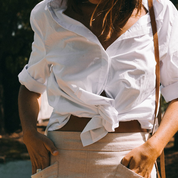 15-colgadas-de-una-percha-bebofi-mapache-collection-by-dark-green-camisa-anudada-tied-shirt-bolso-mimbre-wicket-handbag-8