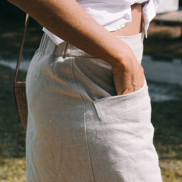 15-colgadas-de-una-percha-bebofi-mapache-collection-by-dark-green-camisa-anudada-tied-shirt-bolso-mimbre-wicket-handbag-9