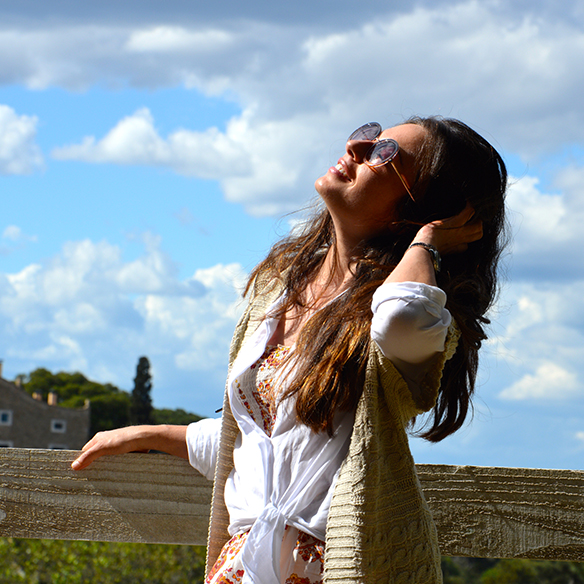 15-colgadas-de-una-percha-vestido-dress-camisa-anudada-tied-shirt-alpargatas-espadrilles-alicia-alvarez-7