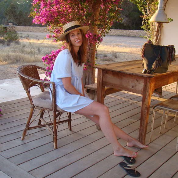 15-colgadas-de-una-percha-vestido-popelin-poplin-dress-canotier-havaianas-wayuu-bag-marta-r-1