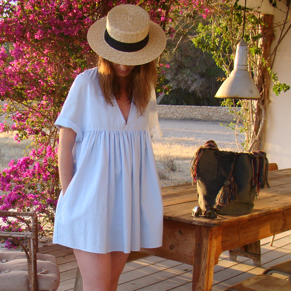 15-colgadas-de-una-percha-vestido-popelin-poplin-dress-canotier-havaianas-wayuu-bag-marta-r-2