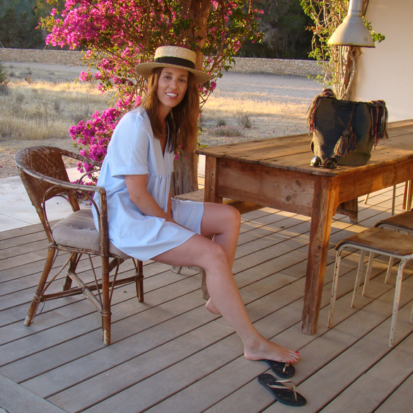 15-colgadas-de-una-percha-vestido-popelin-poplin-dress-canotier-havaianas-wayuu-bag-marta-r-4