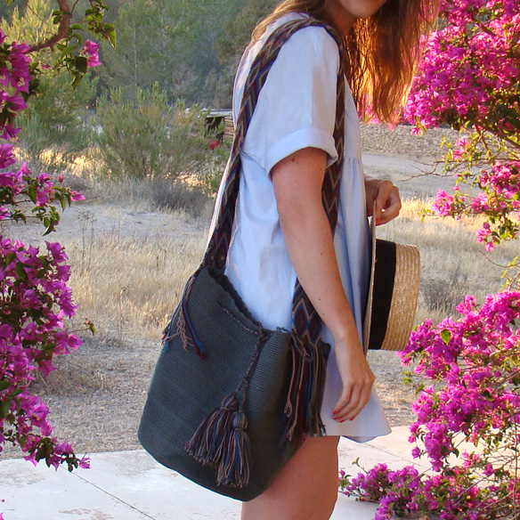 15-colgadas-de-una-percha-vestido-popelin-poplin-dress-canotier-havaianas-wayuu-bag-marta-r-5