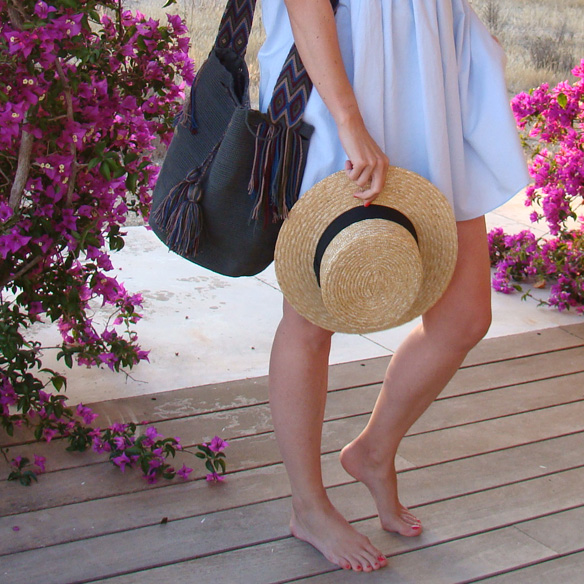 15-colgadas-de-una-percha-vestido-popelin-poplin-dress-canotier-havaianas-wayuu-bag-marta-r-6