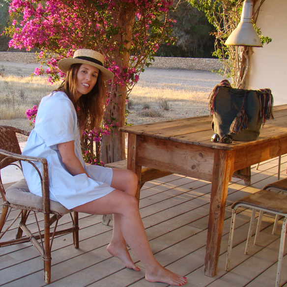 15-colgadas-de-una-percha-vestido-popelin-poplin-dress-canotier-havaianas-wayuu-bag-marta-r-9