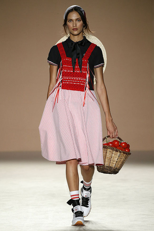 15-colgadas-de-una-percha-080-bcn-fashion-ss-17-moda-barcelona-carlota-oms-2