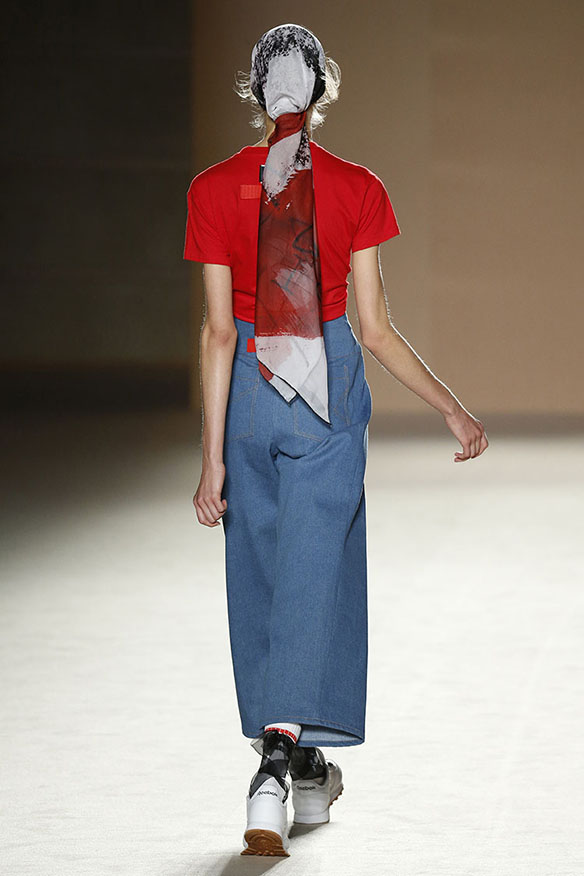 15-colgadas-de-una-percha-080-bcn-fashion-ss-17-moda-barcelona-carlota-oms-3